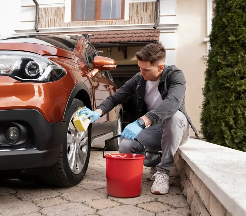 Lavage auto à domicile Peyriac-de-Mer : professionnel intervenant sur un véhicule